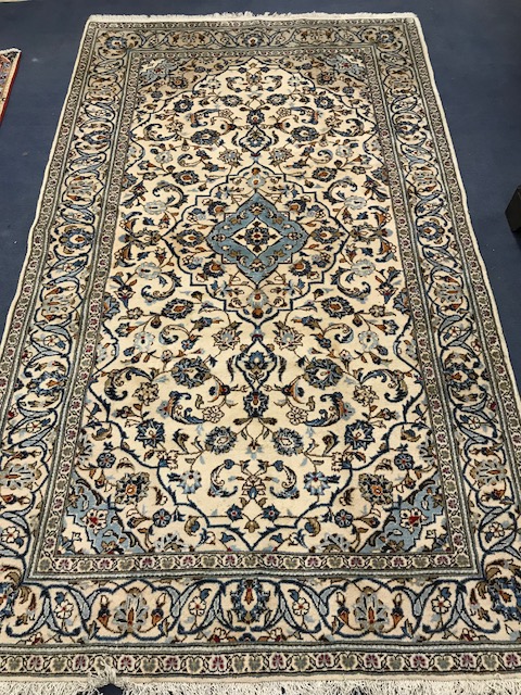A Kashan cream ground carpet 260 x 150cm